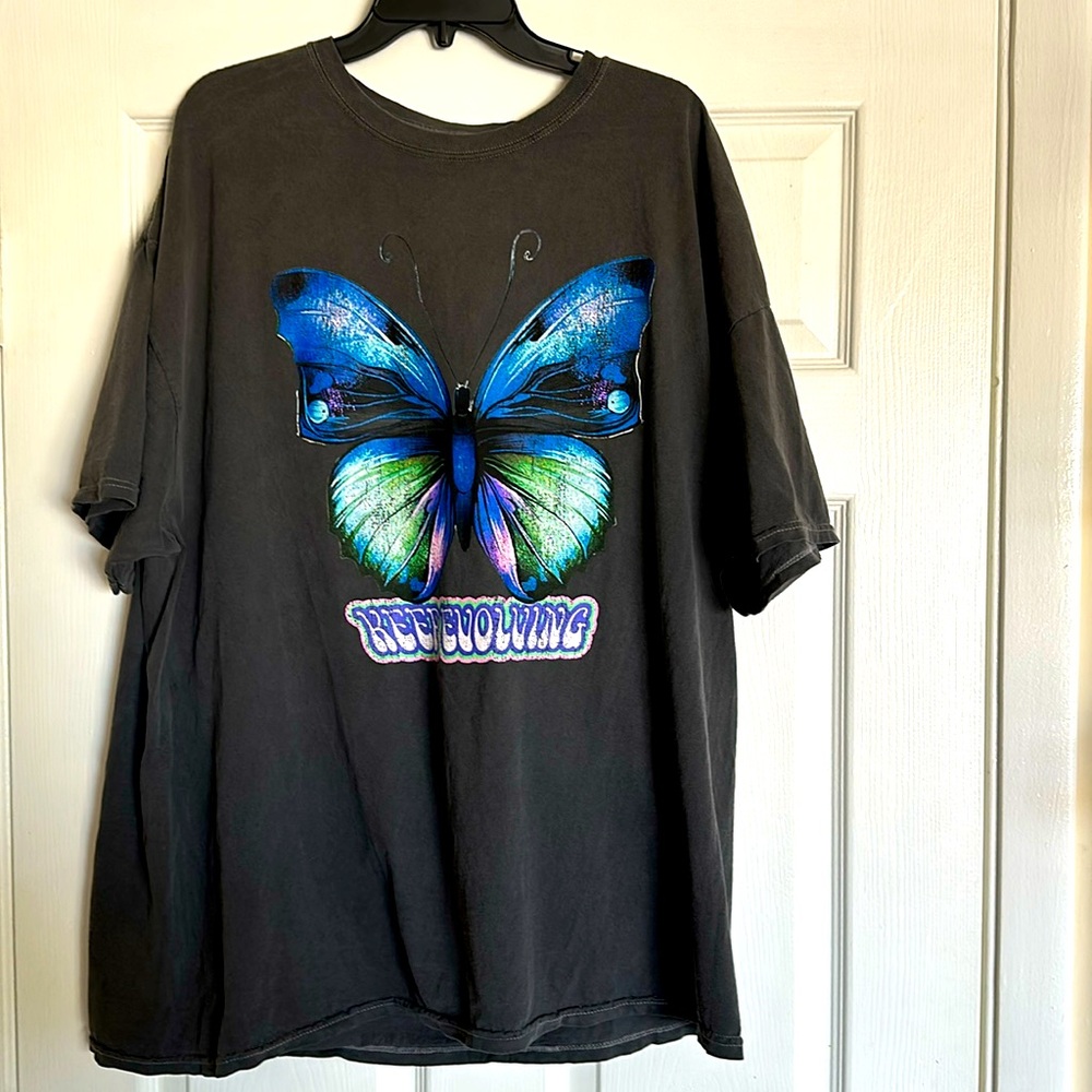 Keep Evolving butterfly 🦋 L/XL dark gray tee shirt